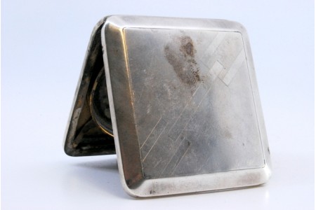 Caixa de toilette em prata foscada com gravados de figuras geométricas e espelho no interior.